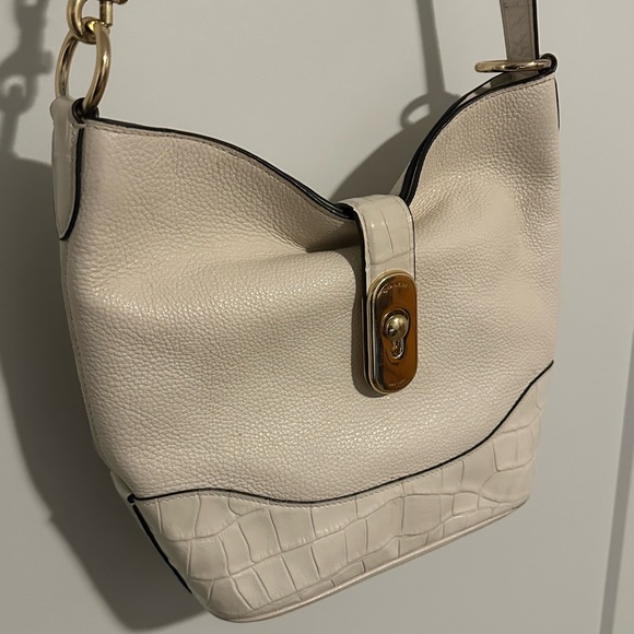 Coach Amber duffle in Ivory - Picture 4 of 9